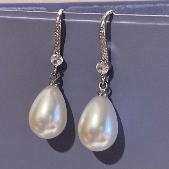 Lustrous Pear Drop Pearl Earrings on Silver Hooks with Single Crystal Bridal - Picture 2 of 12